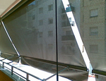 Las ventanas con balcón también pueden protegerse del sol gracias a los toldos telón
