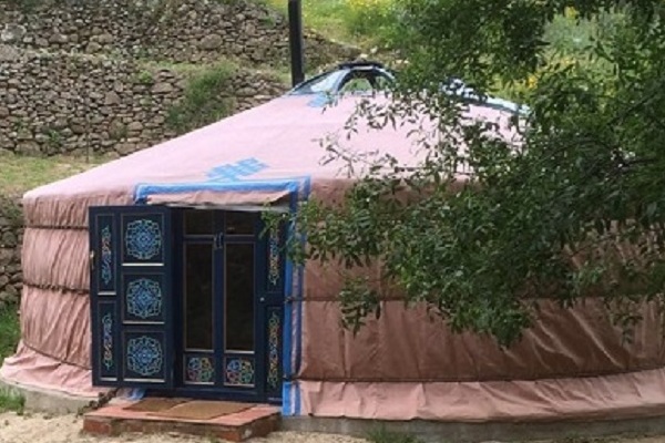¿Sería posible proteger una yurta con un toldo o pergola de la lluvia?